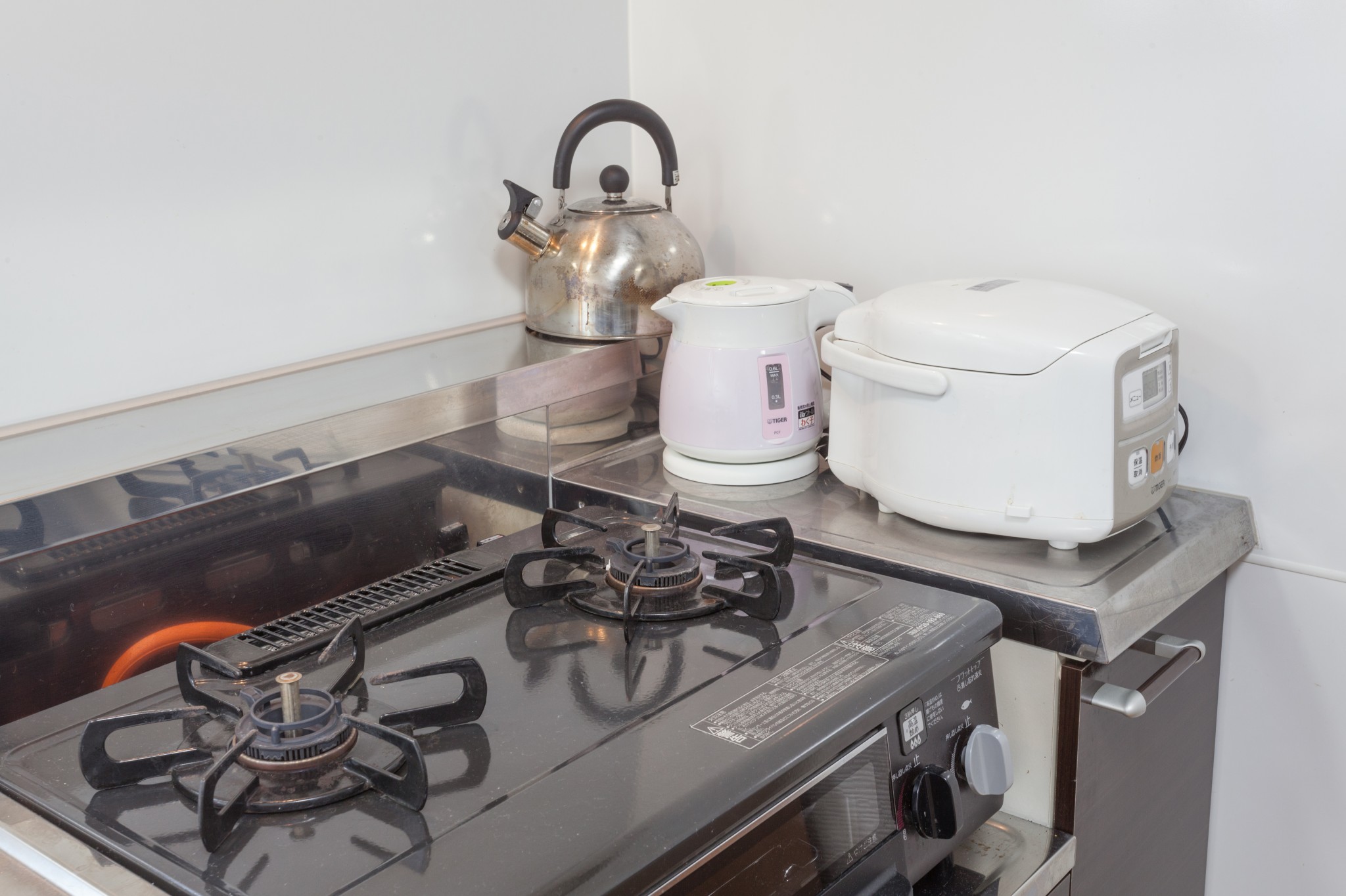 A・B棟（4LDK・定員8名）キッチンには調理器具と食器完備