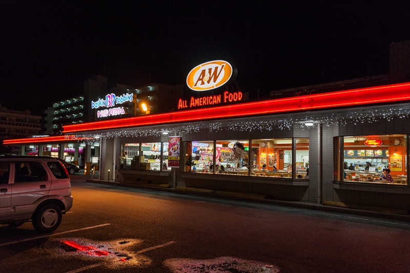 宿から徒歩2分、A&W名護店（24時間営業）沖縄のバーガーを楽しんで。