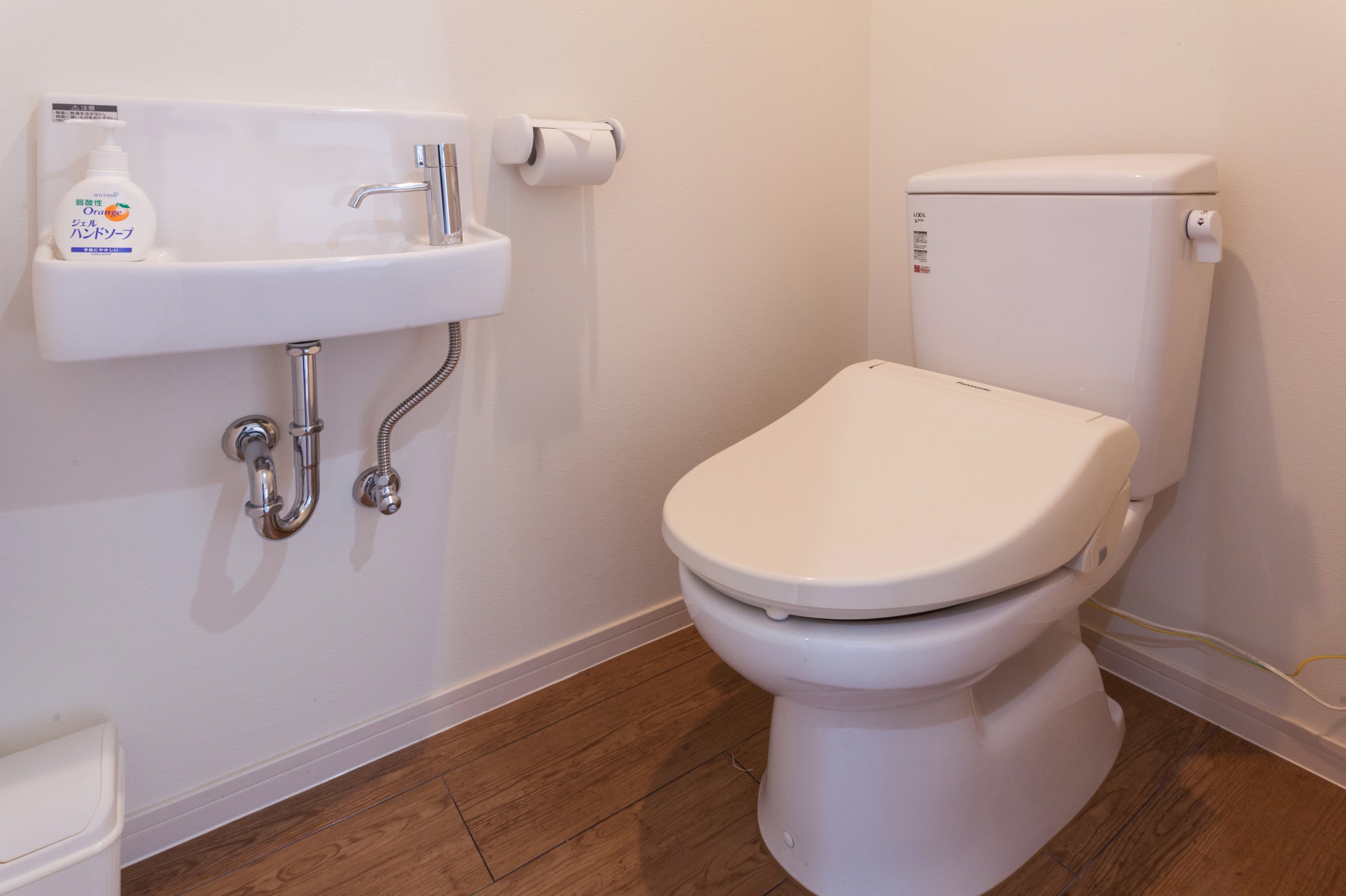 【各部屋のトイレルーム】独立した造りは使いやすく、温水洗浄便座と手洗いを備えています。