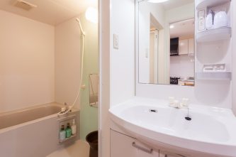 明るい洗面台と、洗い場付きバスルーム