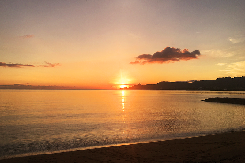 名護湾に沈む夕日を眺めてリラックス。