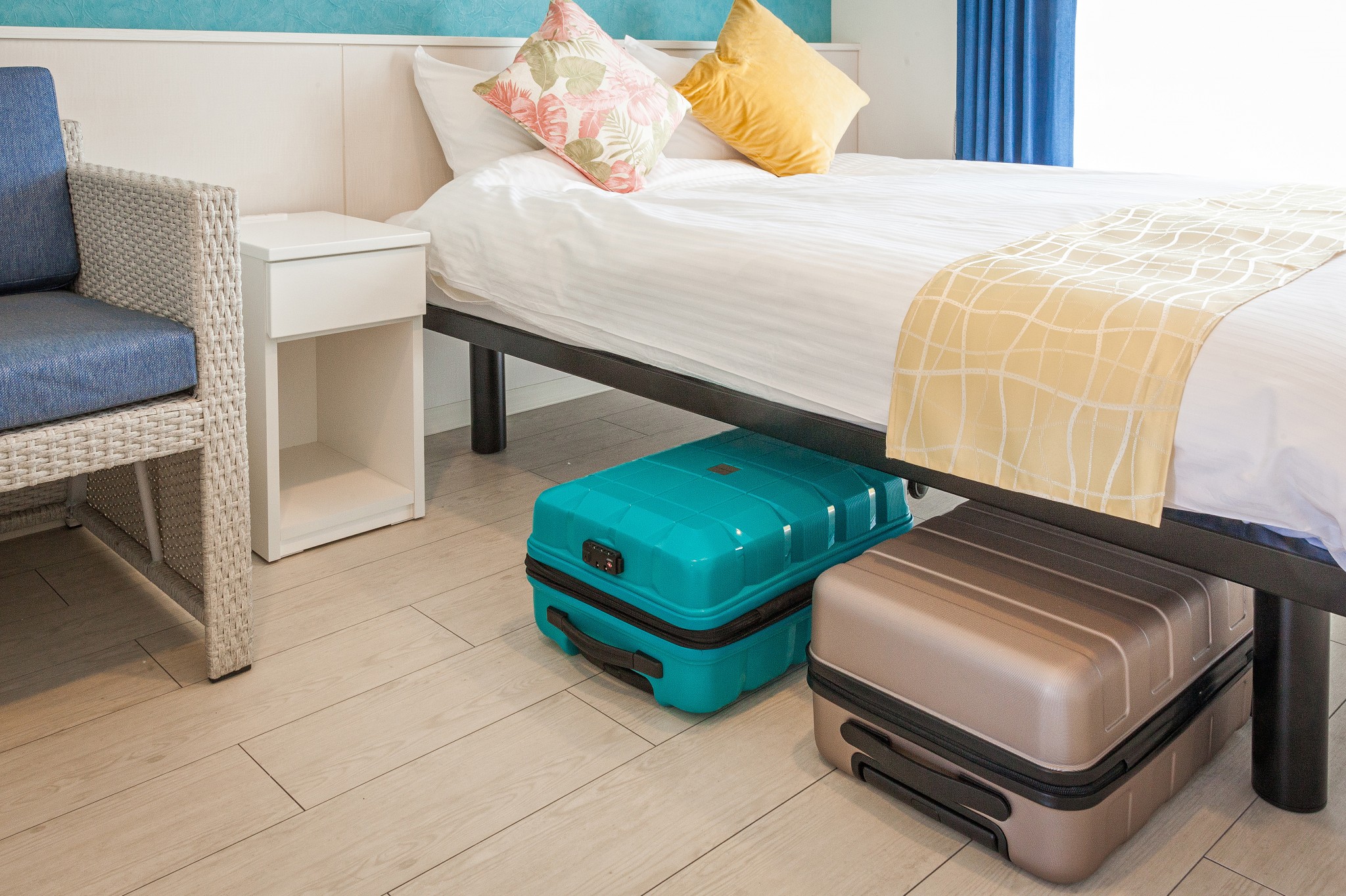 【客室共通備品】フランスベッドのマットに、フレームは高足仕様（28ｃｍ）を導入。スーツケースをベッドの下に収納可能でお部屋を広々と使えます。