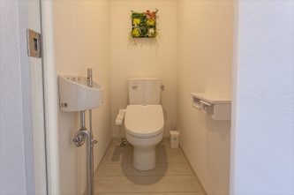 独立したトイレ個室。温水洗浄便座完備。